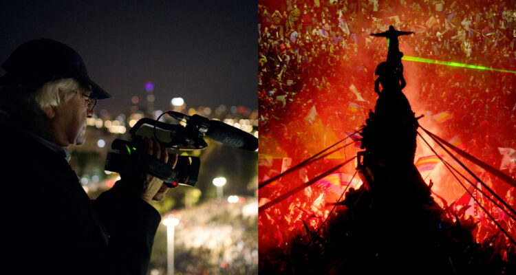 El cineasta Patricio Guzman grabando las protestas del estallido social en Chile.