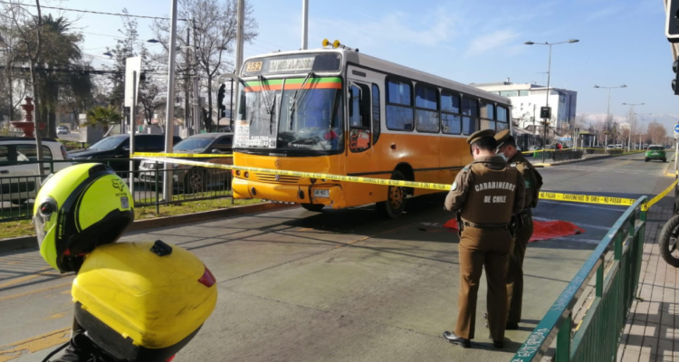 Micro amarilla atropella a mujer en La Florida.
