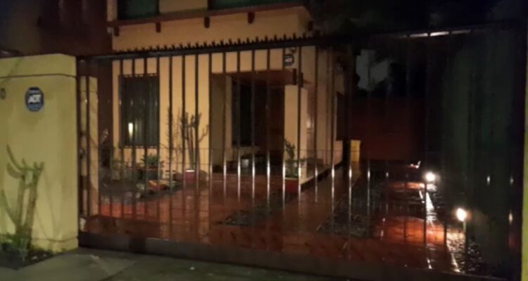 Delincuentes perpetran millonario robo en Las Condes: se llevaron joyas y hasta 10 mil dólares