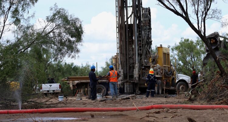 Familiares de los 10 mineros atrapados en México claman por ayuda extranjera