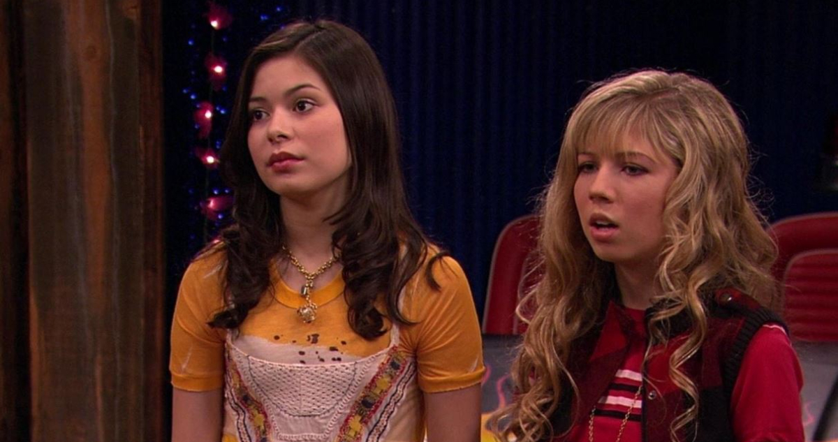 Miranda Cosgrove y Jennette McCurdy en el programa iCarly.