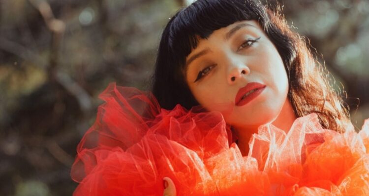 Mon Laferte entra al plebiscito desde Madrid: “Estoy segura que se va a cambiar la Constitución”