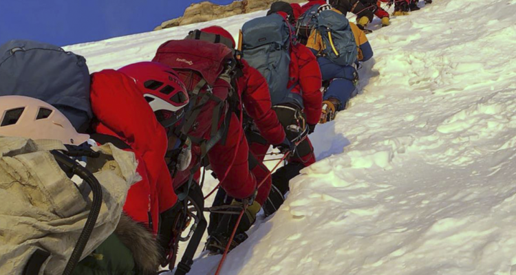 Tres montañitas mueren en ascenso a volcán de Ecuador