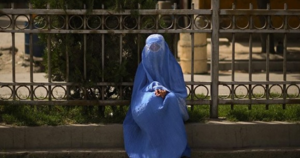 Mujeres afganas que desafían al Talibán en escuelas secretas: "Si mi hermano supiera, me pegaría"