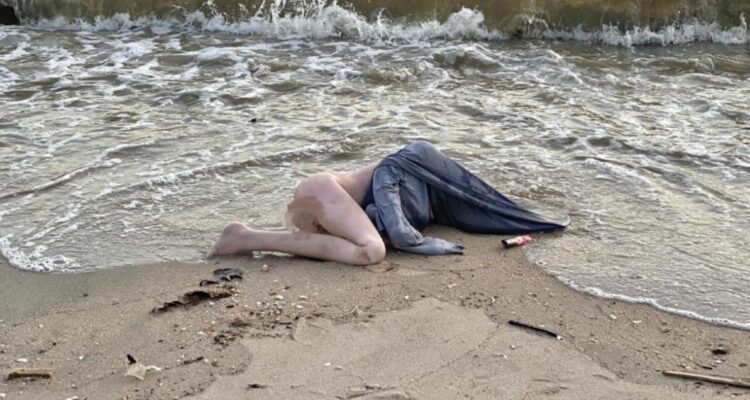 Encuentran muñeca sexual en playa de Tailandia y la confunden con cadaver de mujer