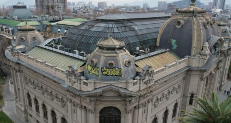 GORE Metropolitana se querella contra responsables de rayados en Museo Nacional de Bellas Artes