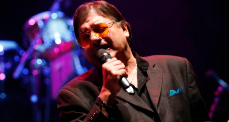 Música chilena llora la muerte de Zalo Reyes: “El verdadero símbolo de nuestra cultura popular”