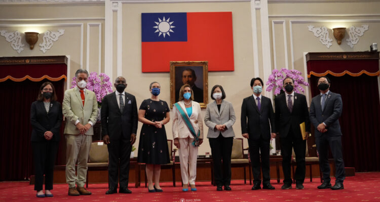 Nancy Pelosi junto al gobierno taiwanés.