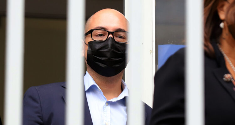 El cineasta Nicolás López em tribunales durante su juicio. Recientemente presentó un recurso de protección contra dos bancos.