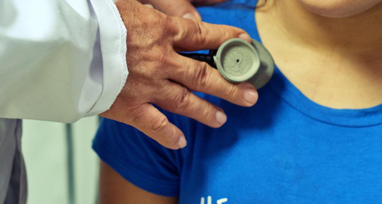 Niña espera desde marzo atención inmunológica en H. de Concepción por licencia de único especialista.