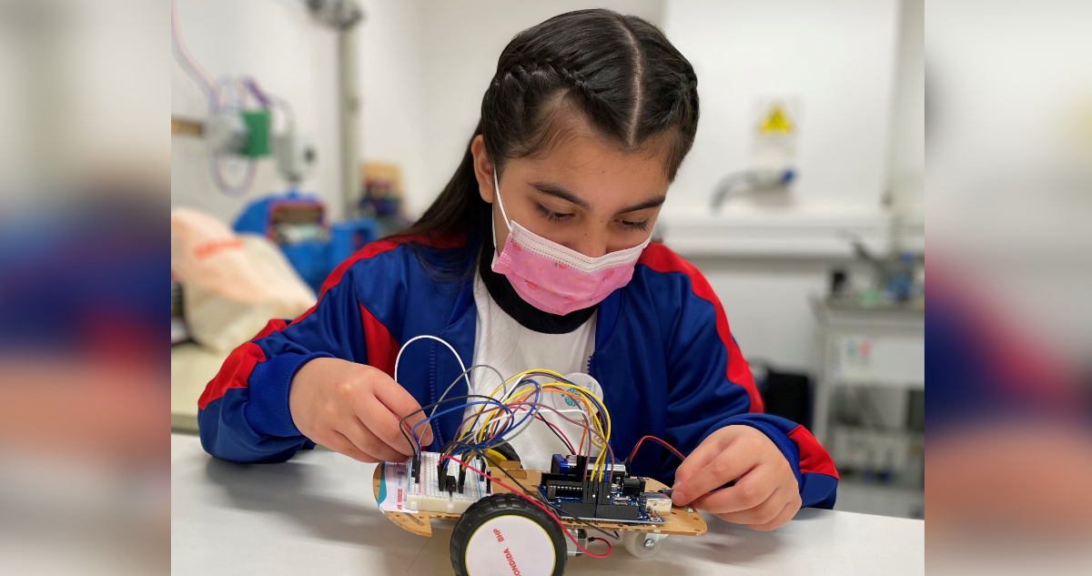 niñas aprenden sobre robótica