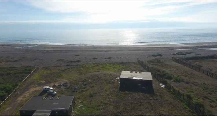 Niño muere aplastado por la arena mientras jugaba con otro menor en playa de Pelluhue.