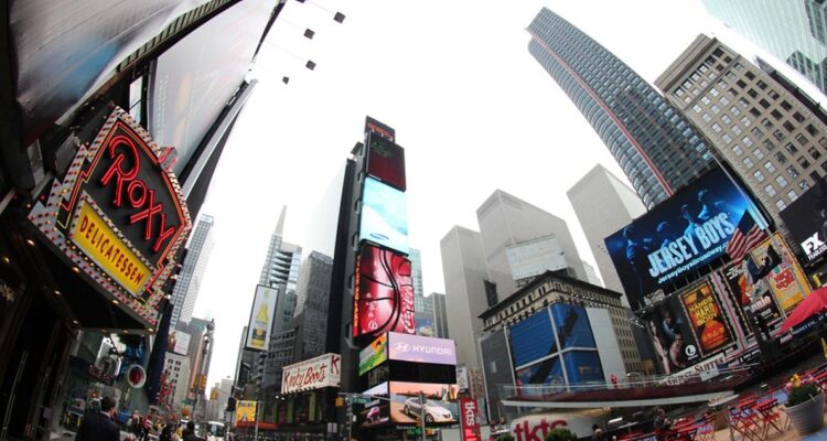 Fuerte creación de empleos en EEUU difumina los augurios de una recesión