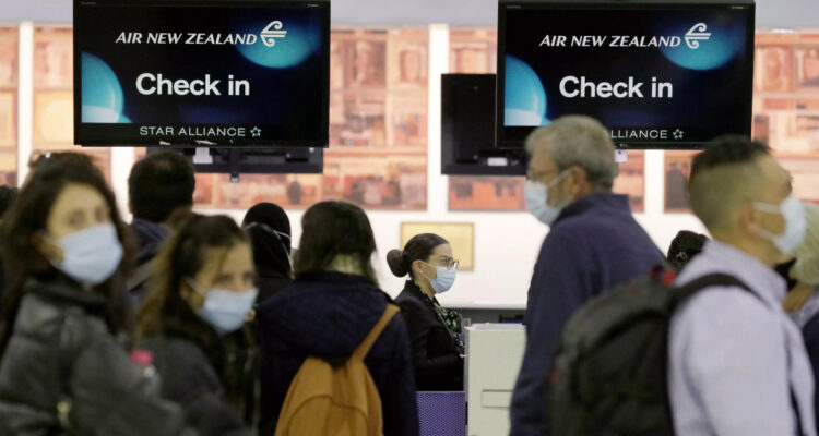 Pasajeros abordando un avión hacia Nueva Zelanda.
