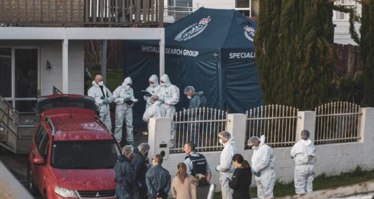 La policía fuera de la casa donde se abrieron las maletas.