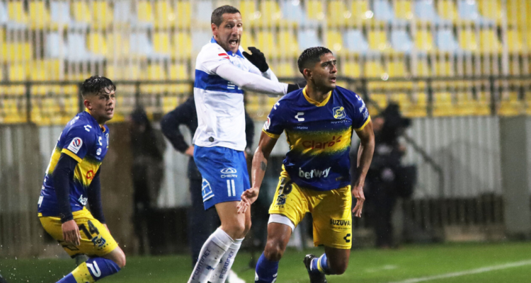 Universidad Católica y Everton igualaron bajo la lluvia en el estadio Sausalito.