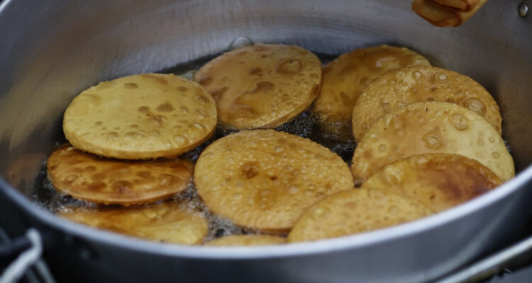 Operativo contra cocinerías ilegales en Santiago deja dos carabineros quemados con aceite