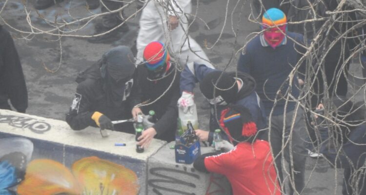 Overoles blancos protagonizan nuevos incidentes afuera del Instituto Nacional