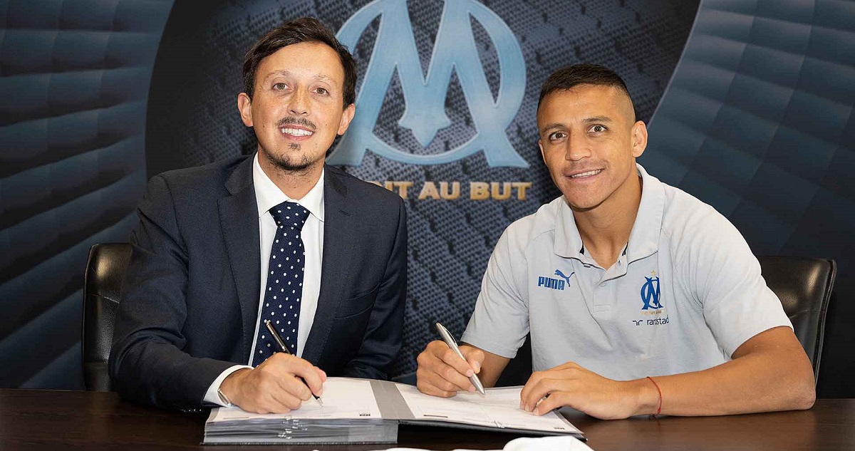 Alexis Sánchez junto a Pablo Longoria, presidente del Marsella.