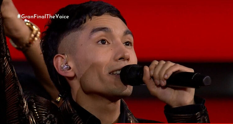 Pablo Rojas canta tras haber sido declarado ganador de The Voice.