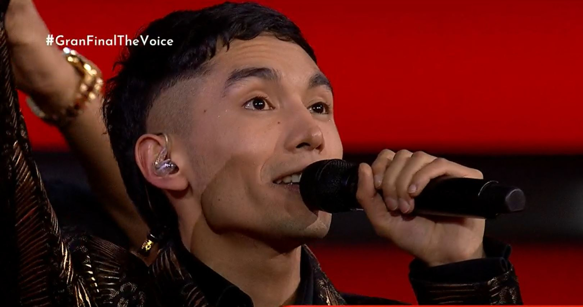 Pablo Rojas canta tras haber sido declarado ganador de The Voice.