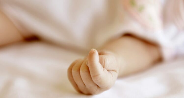 Corte de Santiago condena al Servicio de Salud por muerte de niño por error en programación de alimentación parenteral