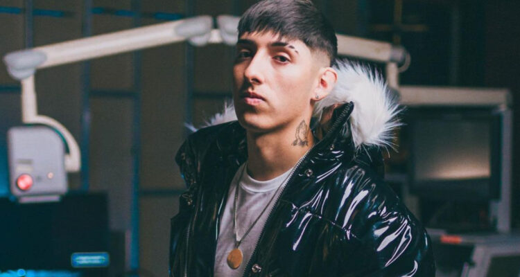 El cantante Pailita posa para la cámara. Este lunes mostró cómo luce tras haber tenido una cirugía en el rostro.