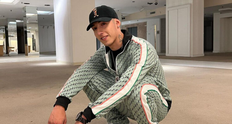 El cantante Pailita posando feliz y agachado.