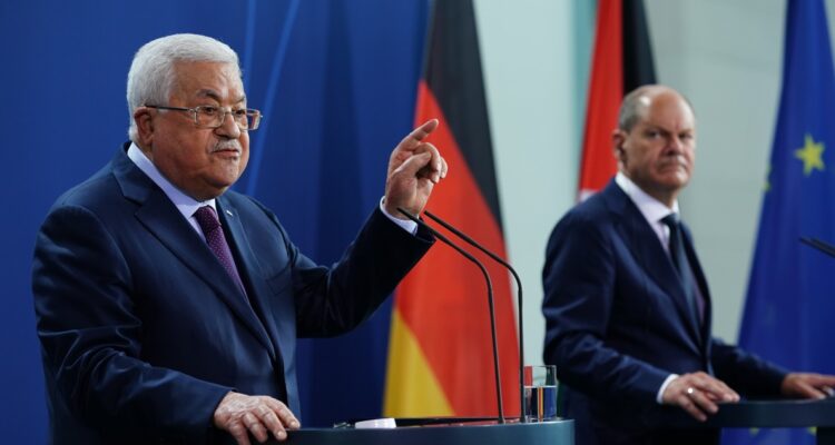 Abás junto a Scholz.