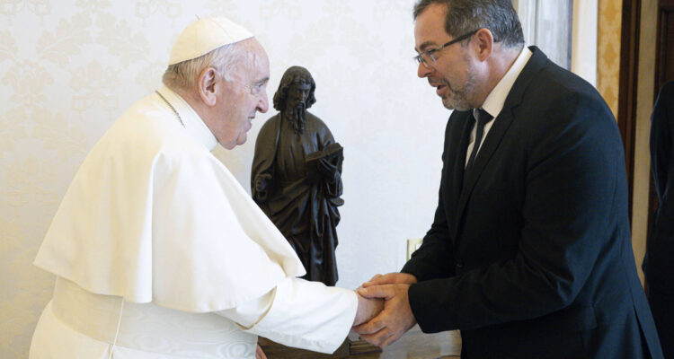El papa Francisco junto al embajador ucraniano.
