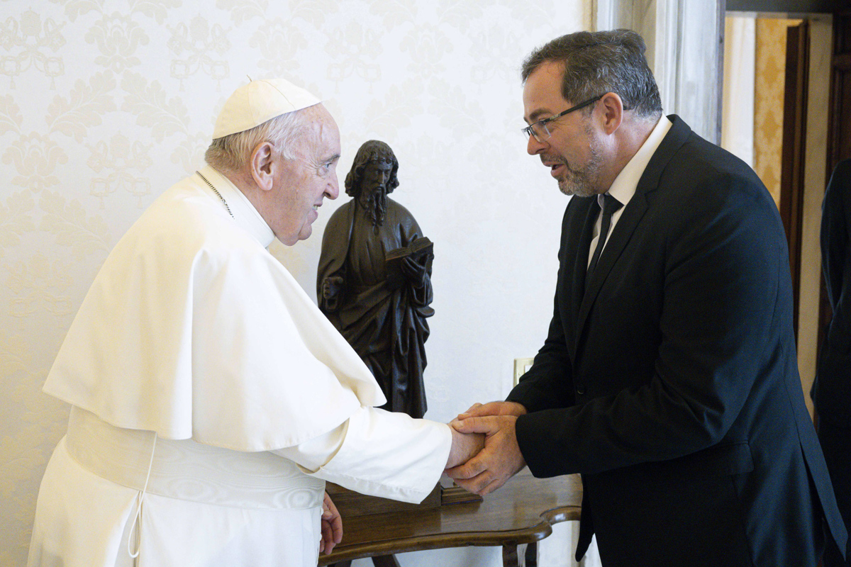 El papa Francisco junto al embajador ucraniano.