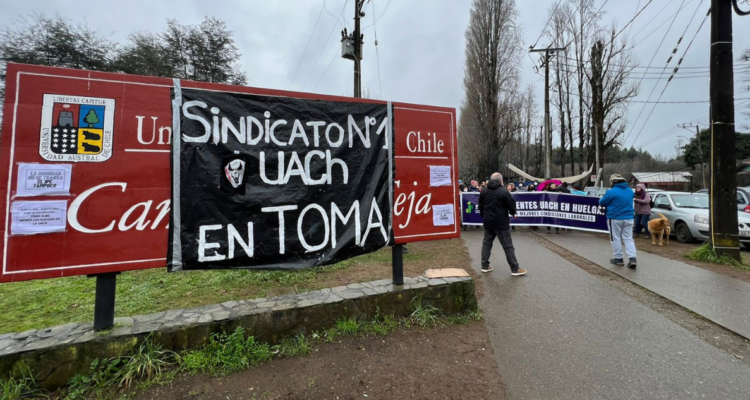 Huelga de docentes de la UACh cumple un mes, sin acuerdos ni clases para 17 mil estudiantes.