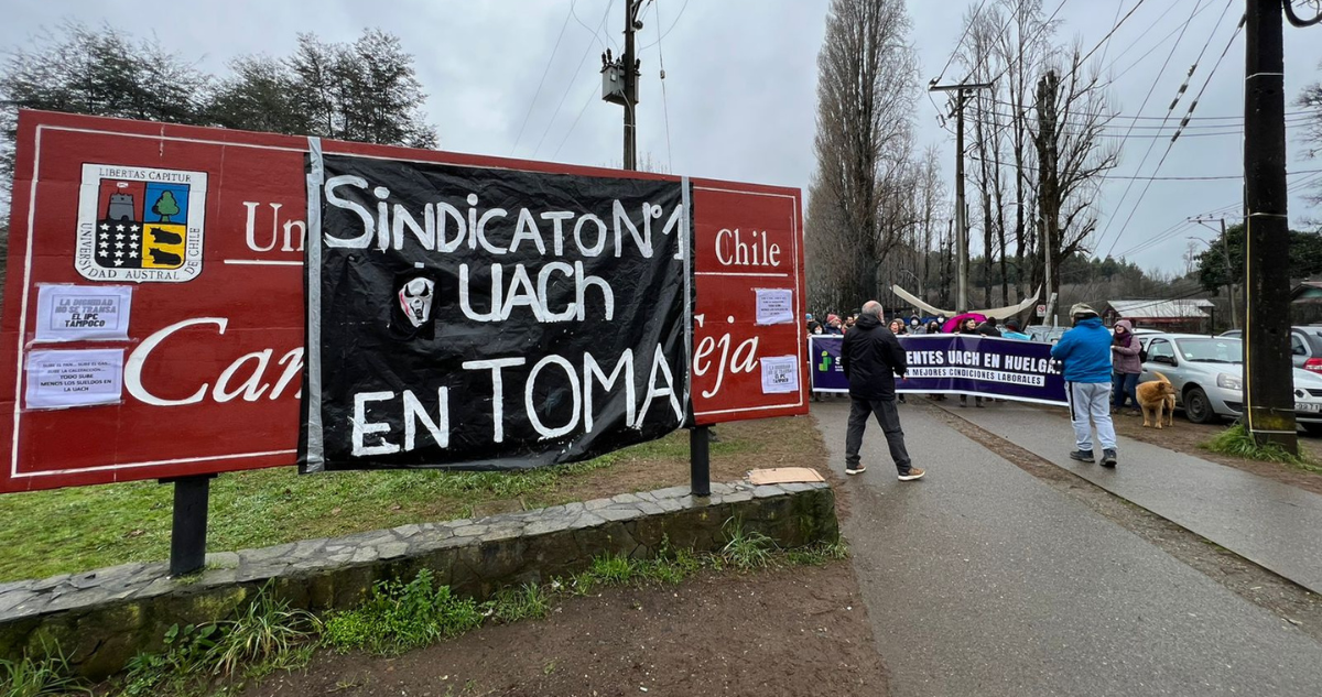 Huelga de docentes de la UACh cumple un mes, sin acuerdos ni clases para 17 mil estudiantes.
