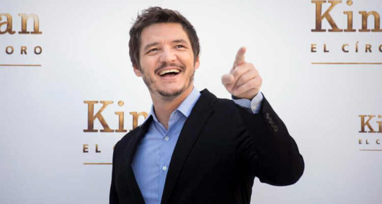 El actor Pedro Pascal sonríe a la cámara mientras apunta a su público. Se espera que el actor viaje a Chile para votar en el Plebiscito.