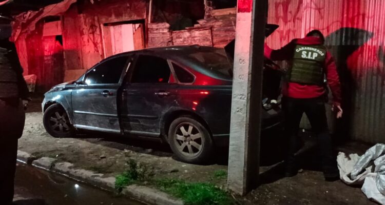 Dos detenidos tras persecución que terminó en el Mapocho: un prófugo huye con tobillera electrónica