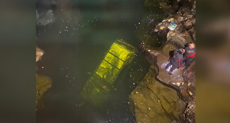 Al menos 4 personas mueren tras grave accidente en Los Lagos vehículo cayó al río Lleguiman