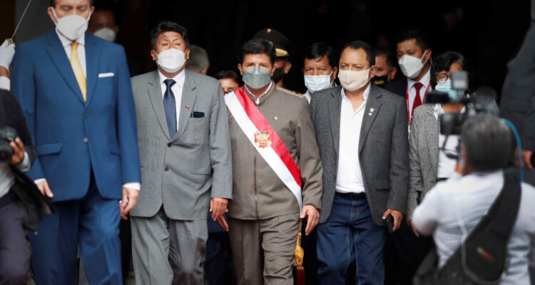 Perú abogado de Pedro Castillo renuncia tras detenciones en el entorno presidencial