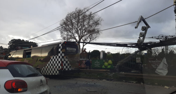 Poste de luz derribado bus
