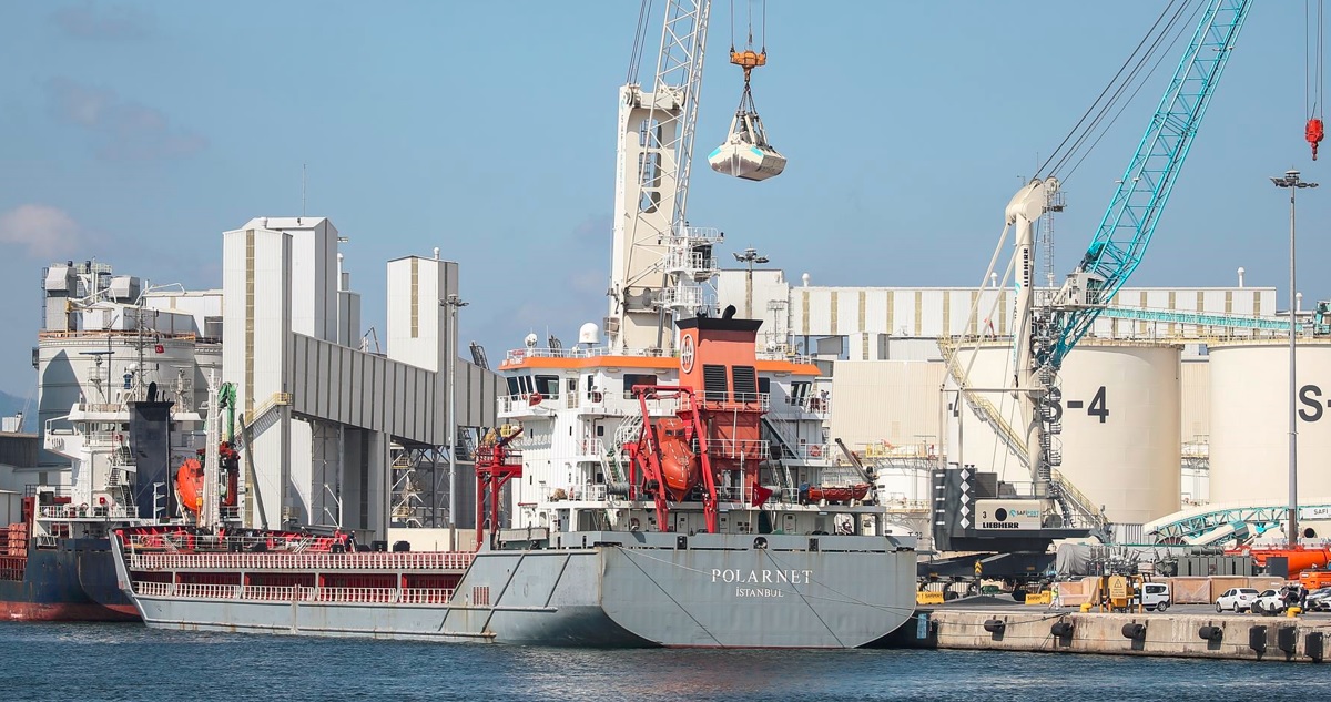 Barco con cereal desde Ucrania en Estambul