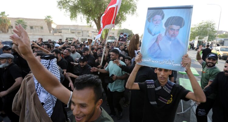 Manifestantes partidarios del líder chií Muqtada al-Sadr.