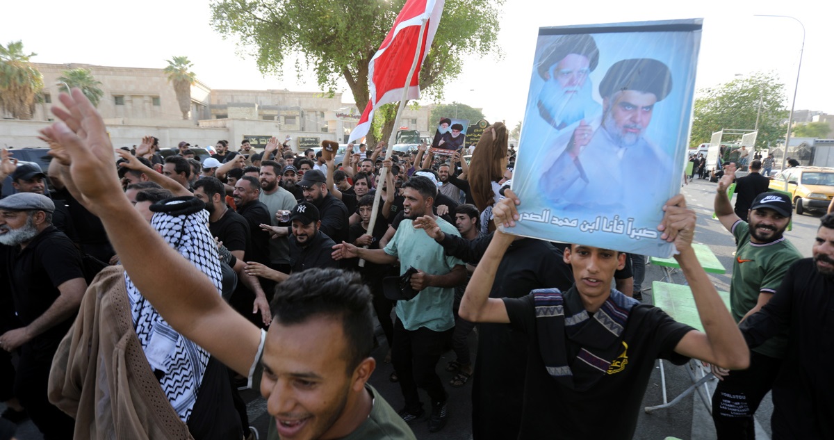 Manifestantes partidarios del líder chií Muqtada al-Sadr.