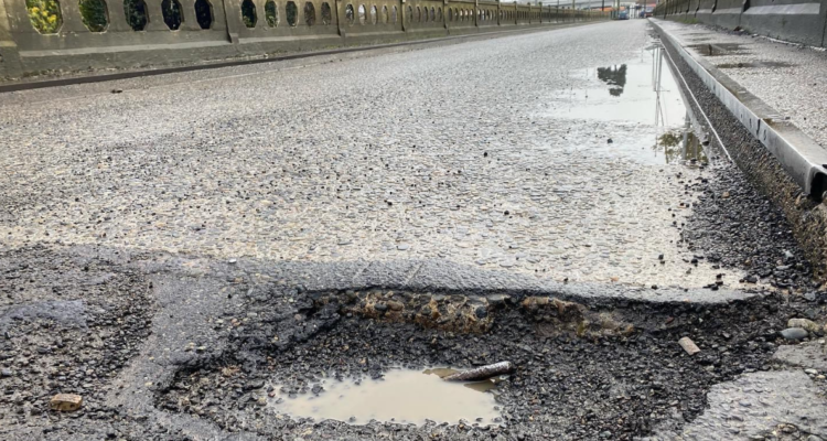 Alcalde de San José de la Mariquina califica de “deplorable” estado de puente en ingreso a la comuna.