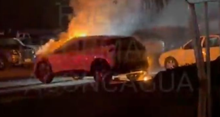 Incendian auto de enfermera en San Felipe