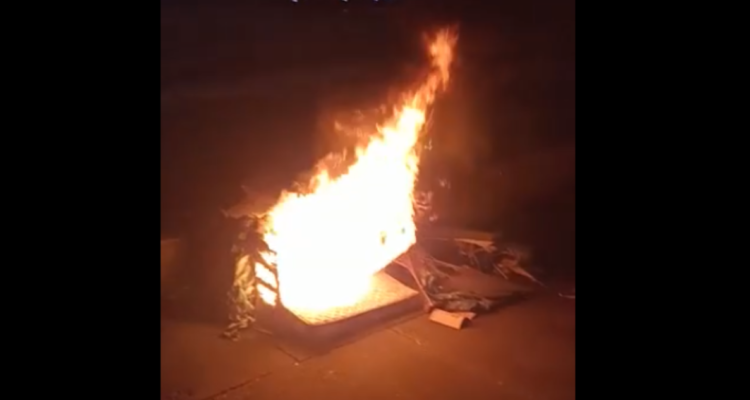 queman pertenencias de extranjeros