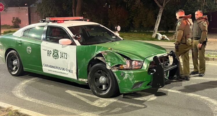 Adolescentes vuelcan auto robado tras chocar con vehículo de Vitacura, radiopatrulla y un new jersey