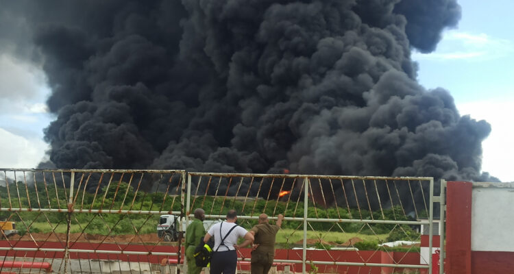 Rayo impacta en depósito de crudo en Cuba y provoca devastador incendio reportan más de 120 heridos
