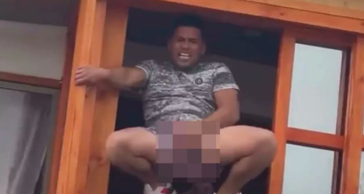 Venezolano realizando gestos obsenos contra el Apruebo