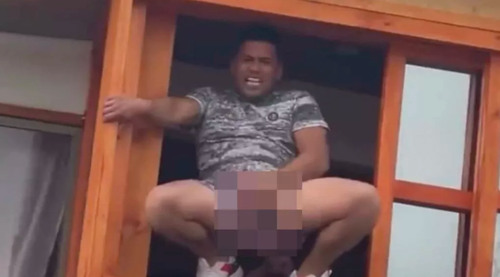 Venezolano realizando gestos obsenos contra el Apruebo
