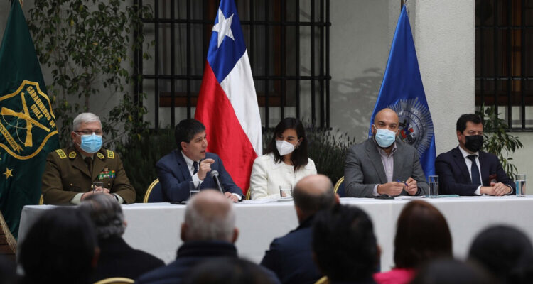Gobierno presenta comisión para reforma a policías y anuncia cambios en requisitos de ingreso