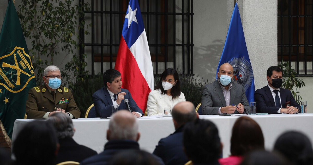 Gobierno presenta comisión para reforma a policías y anuncia cambios en requisitos de ingreso
